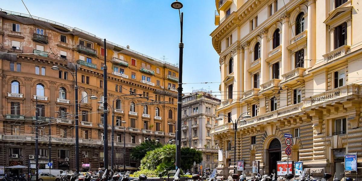 Hoții din Napoli, jaf ca-n filme: Au golit o bancă prin canalizare