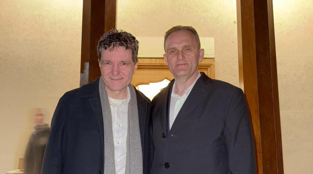 Nicușor Dan, cu șeful PSD Prahova, vizită neașteptată la mănăstire