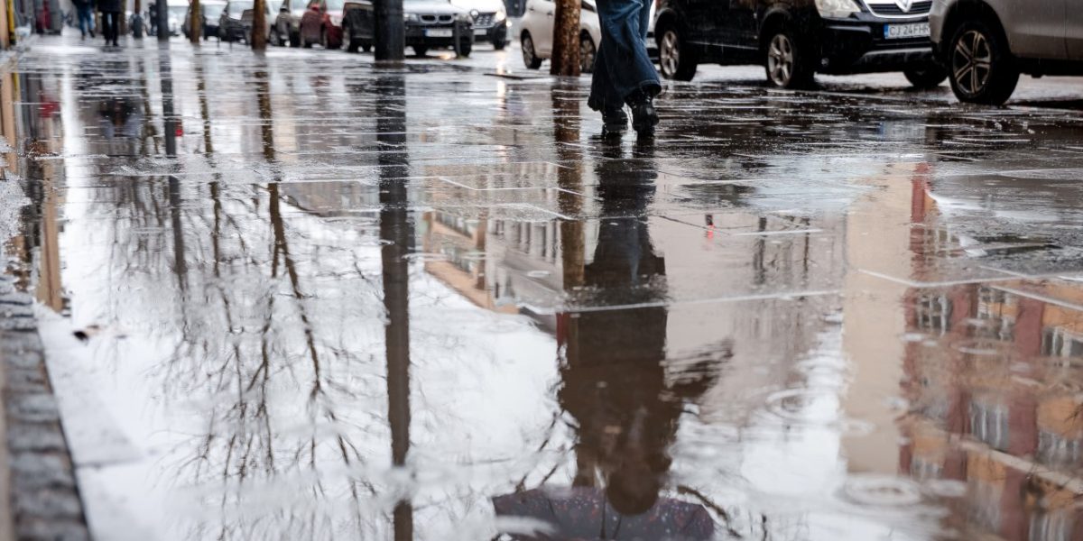 Vremea dă bătăi de cap: Un factor dispare chiar diseară, celălalt continuă