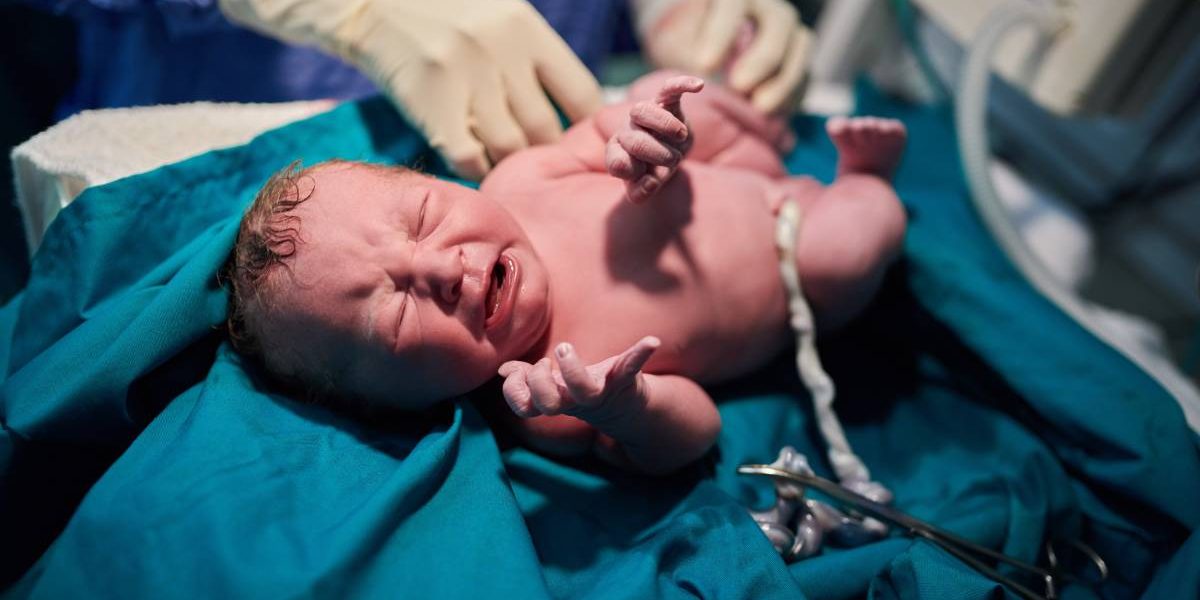 Bebelușii cu greutate mică la naștere, risc crescut de accident vascular cerebral la maturitate: Concluziile unui studiu suedez Un nou studiu realizat de cercetătorii de la Universitatea din Gothenburg, Suedia, aruncă o lumină îngrijorătoare asupra legăturii dintre greutatea la naștere și riscul de accident vascular cerebral (AVC) la vârsta adultă