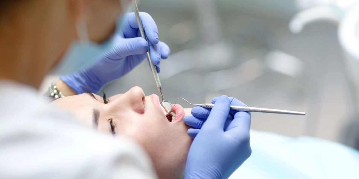 Oamenii care nu își permit îngrijirea dentară, mai predispuși la boli cardiovasculare și demență, arată un studiu București – Un studiu recent, realizat de cercetătorii de la Școala de Sănătate Publică a Universității din Boston (BUSPH), SUA, arată o legătură îngrijorătoare între lipsa accesului la îngrijirea dentară și riscul crescut de boli cardiovasculare și demență