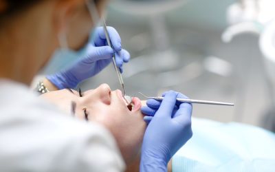 Oamenii care nu își permit îngrijirea dentară, mai predispuși la boli cardiovasculare și demență, arată un studiu București – Un studiu recent, realizat de cercetătorii de la Școala de Sănătate Publică a Universității din Boston (BUSPH), SUA, arată o legătură îngrijorătoare între lipsa accesului la îngrijirea dentară și riscul crescut de boli cardiovasculare și demență