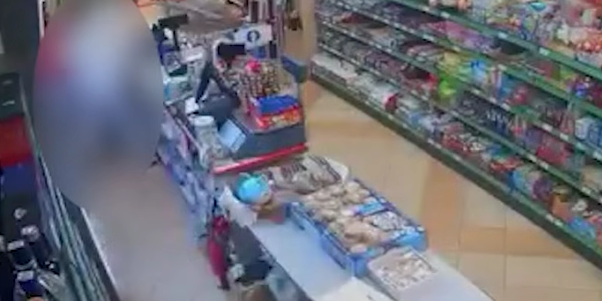 Bărbat din Iași, furios, a bătut o vânzătoare: Motivul e șocant