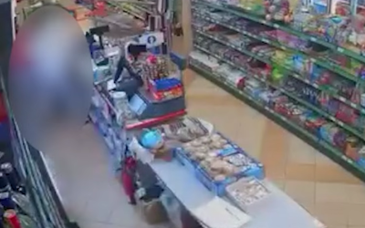 Bărbat din Iași, furios, a bătut o vânzătoare: Motivul e șocant