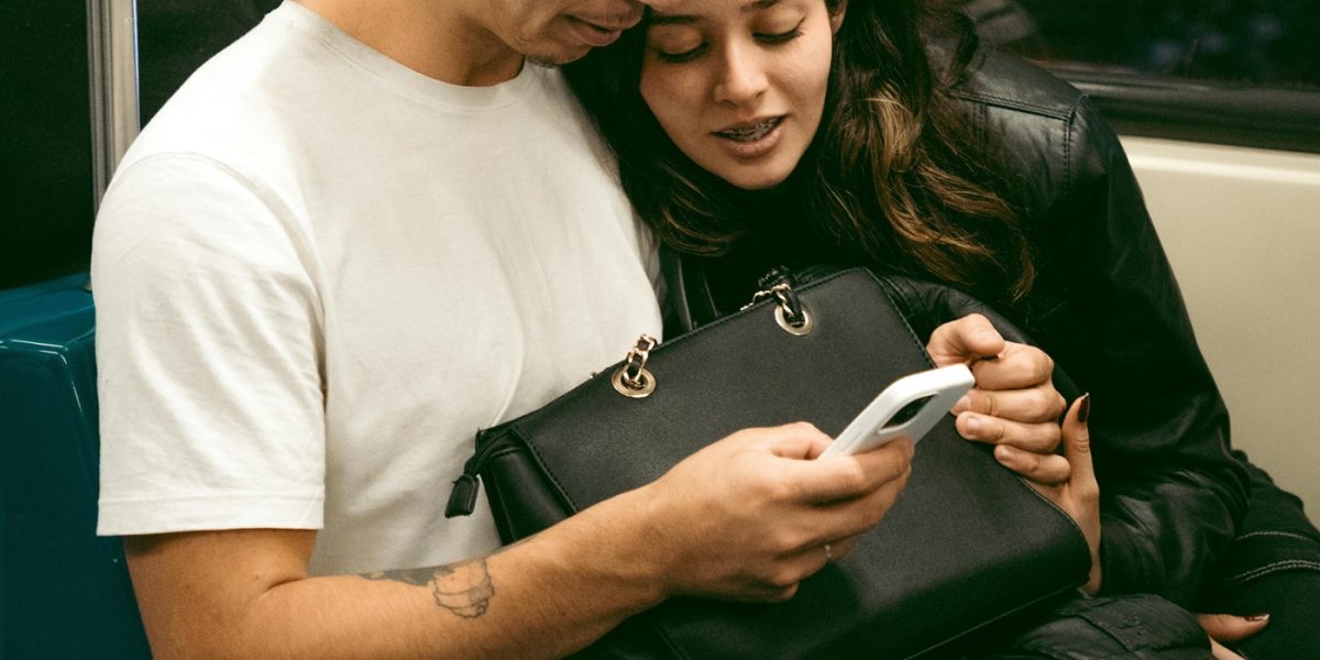 Curiozitatea ucide confidențialitatea: Peste jumătate dintre europeni spionează ecranele străinilor Un studiu recent, dat publicității vineri, arată că mai mult de jumătate dintre europeni (56%) recunosc că se uită la ecranul telefonului unui străin în public