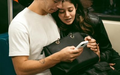 Curiozitatea ucide confidențialitatea: Peste jumătate dintre europeni spionează ecranele străinilor Un studiu recent, dat publicității vineri, arată că mai mult de jumătate dintre europeni (56%) recunosc că se uită la ecranul telefonului unui străin în public