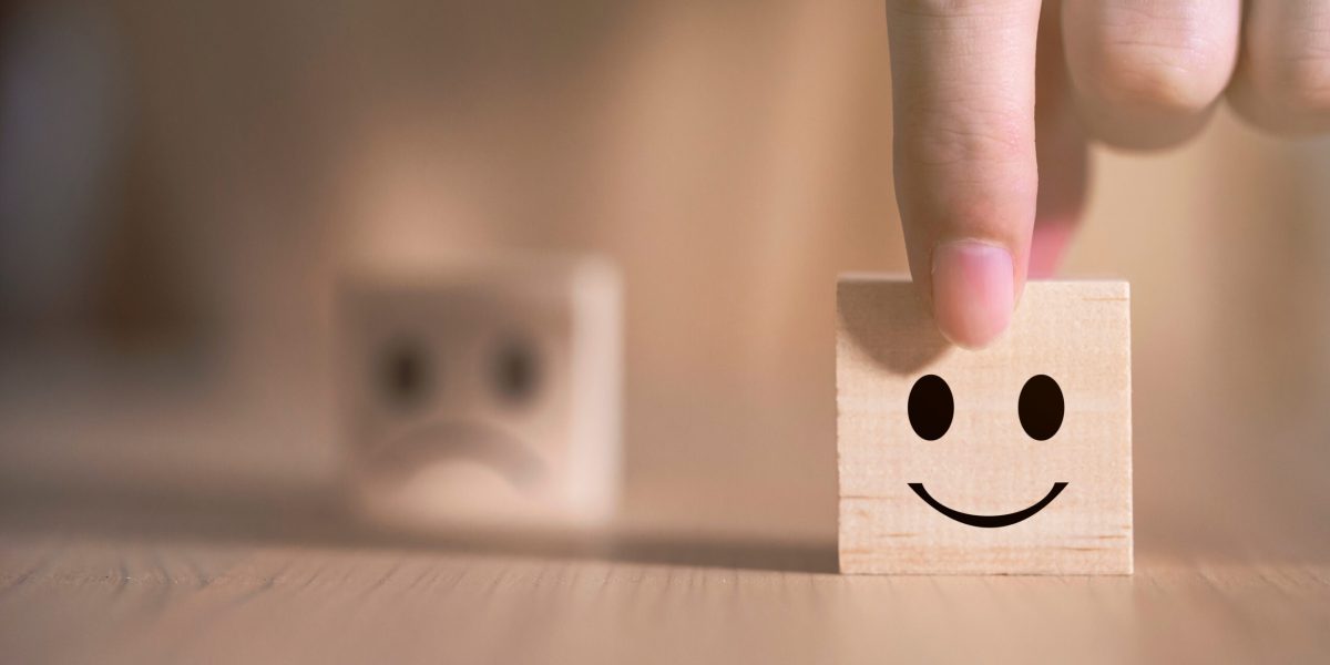 Frazele-capcană: Ce spun mereu oamenii nefericiți? Analiza psihologilor