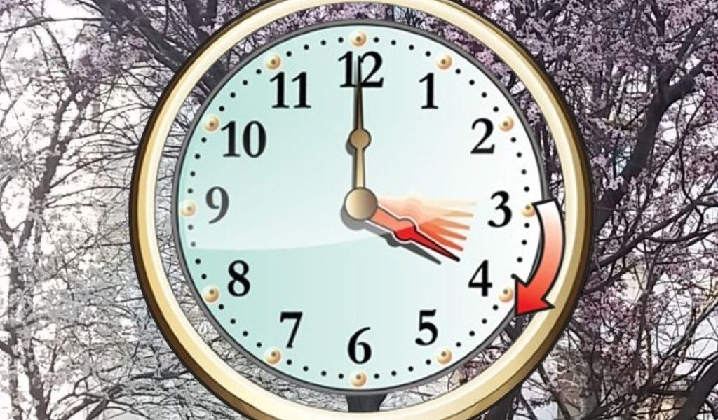 În weekendul 28/29 martie 2026, România trece la ora de vară, ceasurile fiind date înainte cu o oră