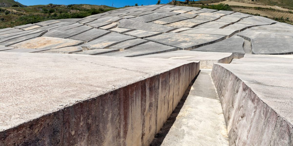 Orașul-Pompeii modern: Betonul înghite tot, artistul șochează