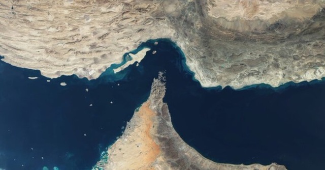 Iranul și Omanul vor percepe taxe de tranzit pentru navele care traversează Strâmtoarea Ormuz în timpul armistițiului de două săptămâni, potrivit informațiilor