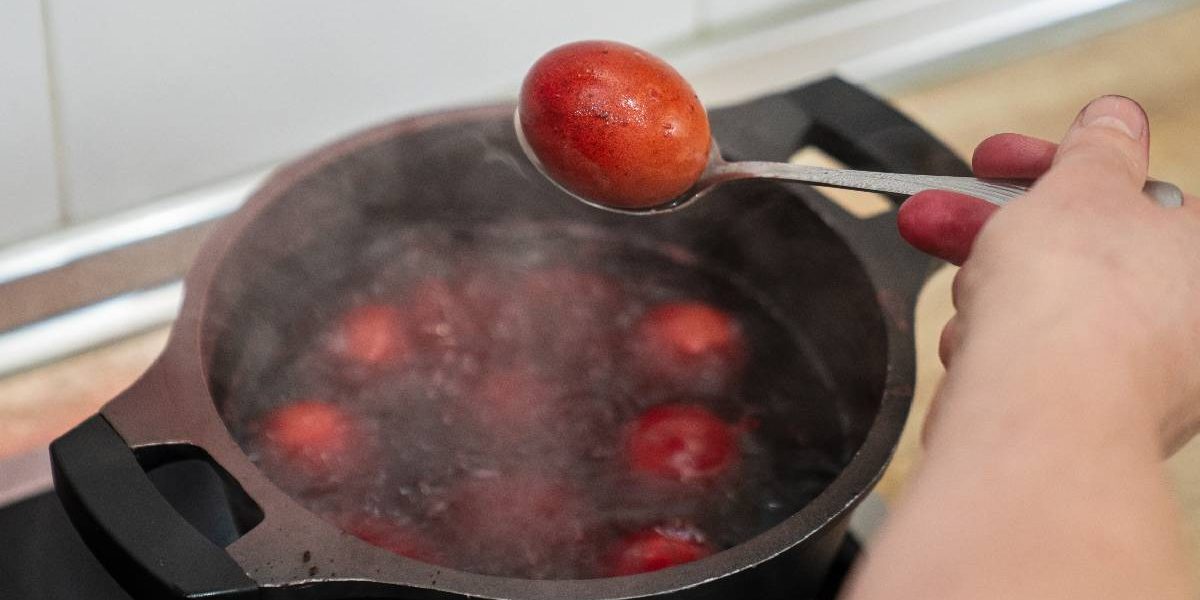 Ouă de Paște în exces? Trucuri să le păstrezi proaspete și bune de mâncat