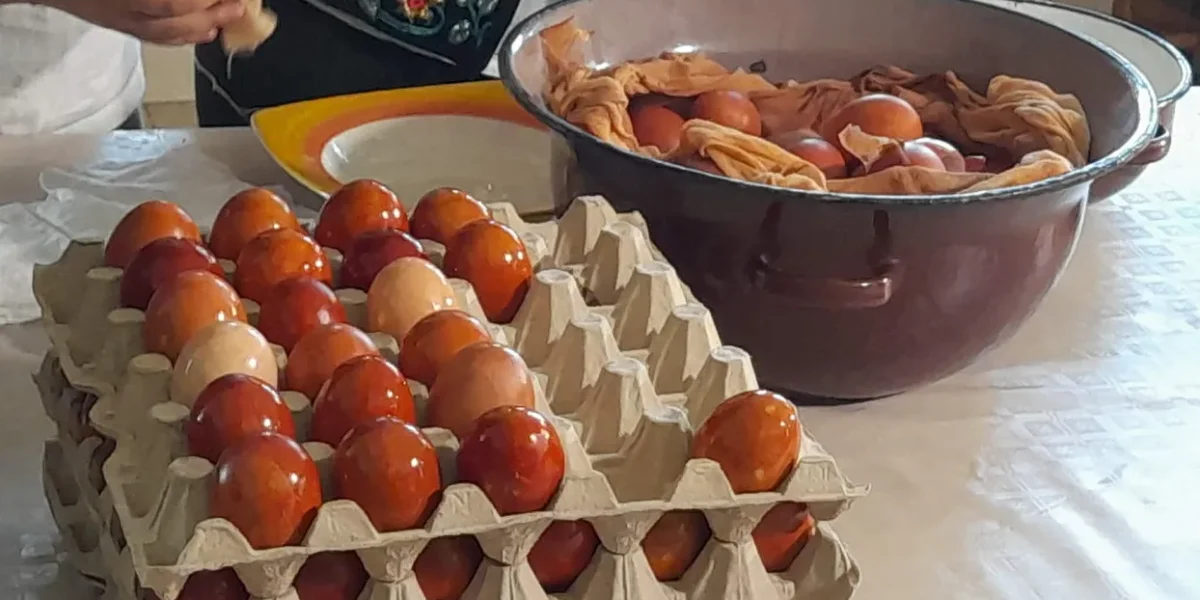 Ouă vopsite eco: Peste 1.000 de bucăți ajung pe mesele românilor