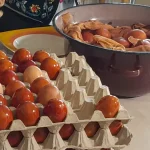 Ouă vopsite eco: Peste 1.000 de bucăți ajung pe mesele românilor