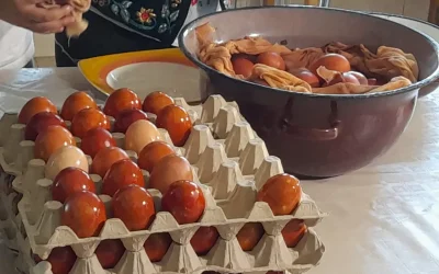 Ouă vopsite eco: Peste 1.000 de bucăți ajung pe mesele românilor