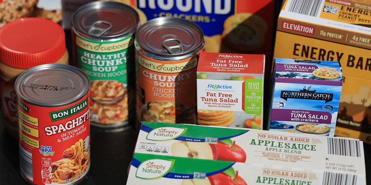 București – Românii sunt sfătuiți de experți să își facă provizii de alimente neperisabile pentru a face față unor eventuale crize, precum războaie, fenomene meteo extreme sau atacuri cibernetice, conform informațiilor publicate de publicația britanică The Guardian