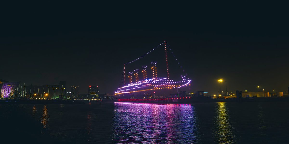 „Titanic” renăscut în Belfast: O flotilă de drone luminează cerul în onoarea unei povești tragice București – Portul din Belfast a fost martorul unui spectacol impresionant, în care aproape 1.000 de drone au recreat silueta navei RMS Titanic