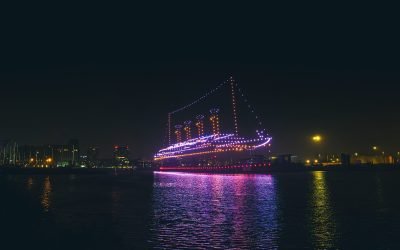 „Titanic” renăscut în Belfast: O flotilă de drone luminează cerul în onoarea unei povești tragice București – Portul din Belfast a fost martorul unui spectacol impresionant, în care aproape 1.000 de drone au recreat silueta navei RMS Titanic