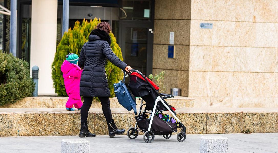 Mame și tați, departe de copii: Jumătate nu pot veni acasă de paște