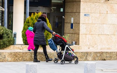 Mame și tați, departe de copii: Jumătate nu pot veni acasă de paște