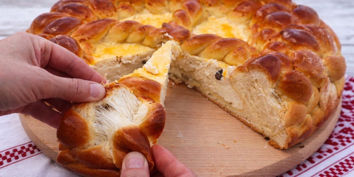 Rețeta de pască a bunicilor: Brânză și stafide, gustul copilăriei de Paște!