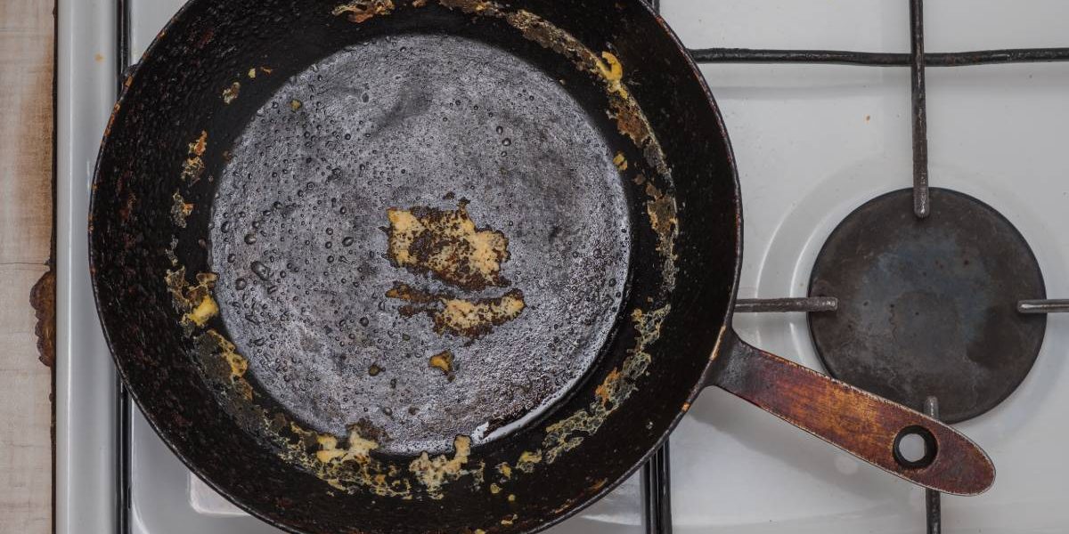 Curăță tigaia de fontă ca un profesionist: Trucul cu sare care funcționează!