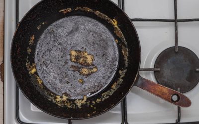 Curăță tigaia de fontă ca un profesionist: Trucul cu sare care funcționează!