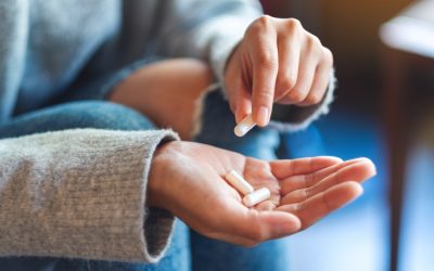 Un pahar de lapte la micul dejun sau un suc de grapefruit consumat „pentru vitamine” pot părea gesturi sănătoase, dar pot pune în pericol eficiența unor medicamente