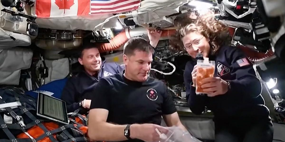 Un borcan de Nutella plutind într-o capsulă spațială și o prezentare a meniului astronauților au stârnit interesul publicului în timpul misiunii Artemis 2, care a demarat manevrele de reîntoarcere pe Pământ