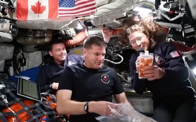 Un borcan de Nutella plutind într-o capsulă spațială și o prezentare a meniului astronauților au stârnit interesul publicului în timpul misiunii Artemis 2, care a demarat manevrele de reîntoarcere pe Pământ