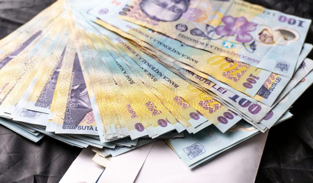 Pensiile din aprilie, virate mai devreme, dar ajutoarele pentru pensionarii cu venituri mici, amânate Pensiile aferente lunii aprilie au fost plătite mai repede decât de obicei, pe 8 aprilie, însă vestea bună nu a fost completată de acordarea ajutoarelor financiare promise pensionarilor cu venituri reduse