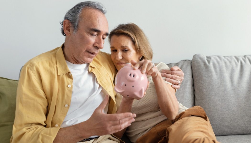 Pensionarii, loviți crunt de inflație: Pierd 240 de lei lunar