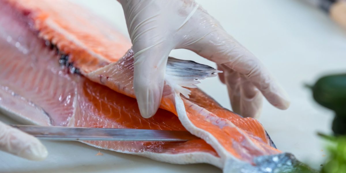 În Postul Paștelui, somonul norvegian de crescătorie, o alegere populară, ridică semne de întrebare cu privire la siguranța sa pentru consum