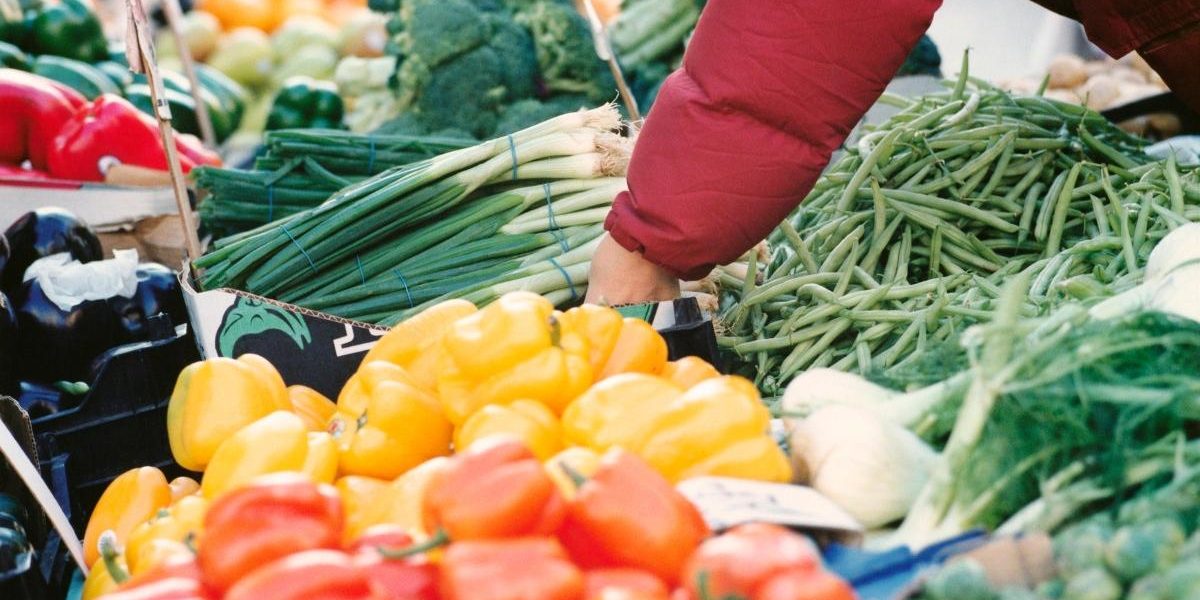 Alertă alimentară în Ilfov, cu produse sechestrate și amenzi consistente, chiar înainte de Paște Inspectorii de la Antifraudă ANAF, Vamă și Autoritatea Sanitară Veterinară au descins la patru societăți comerciale din Ilfov, depistând nereguli grave