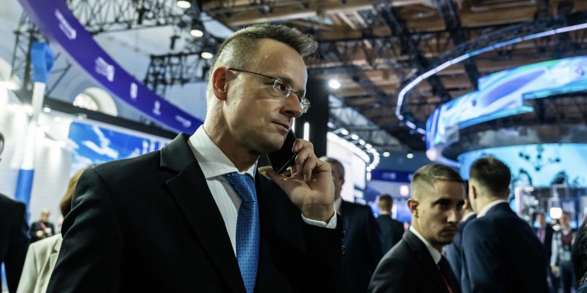 Scandal politic la Budapesta: Szijjártó acuză „imixtiuni externe” după dezvăluirea unor interceptări Ministrul ungar de Externe, Péter Szijjártó, a reacționat vehement la un articol de presă care susține că a făcut lobby pentru interesele Rusiei în Uniunea Europeană
