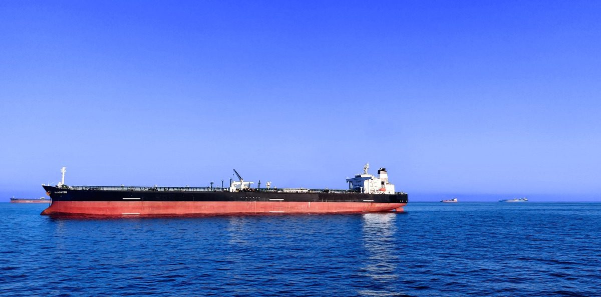 Petrolul american sare de 100$: Armistițiul SUA-Iran blochează petrolierele în Hormuz