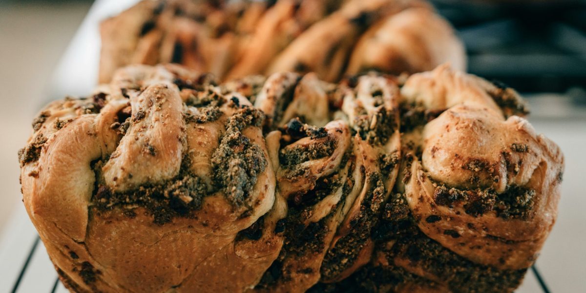 Cozonacul, desertul tradițional care aduce aroma sărbătorilor în casele românilor, rămâne un simbol al ospitalității și al bucuriei