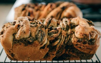 Cozonacul, desertul tradițional care aduce aroma sărbătorilor în casele românilor, rămâne un simbol al ospitalității și al bucuriei