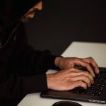 Hacker, extrădat în SUA: Acuzat de atacuri cibernetice masive