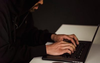 Hacker, extrădat în SUA: Acuzat de atacuri cibernetice masive
