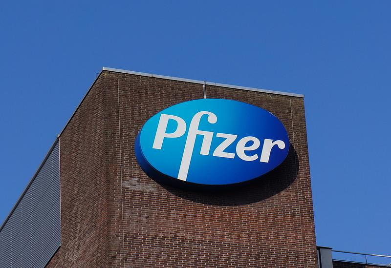 Guvernul va negocia cu Pfizer pentru plata datoriei de 600 de milioane de euro București – Guvernul condus de prim-ministrul Ilie Bolojan va contacta compania farmaceutică Pfizer pentru a negocia modalitățile de plată a unei datorii de 600 de milioane de euro, rezultată în urma unei decizii judecătorești