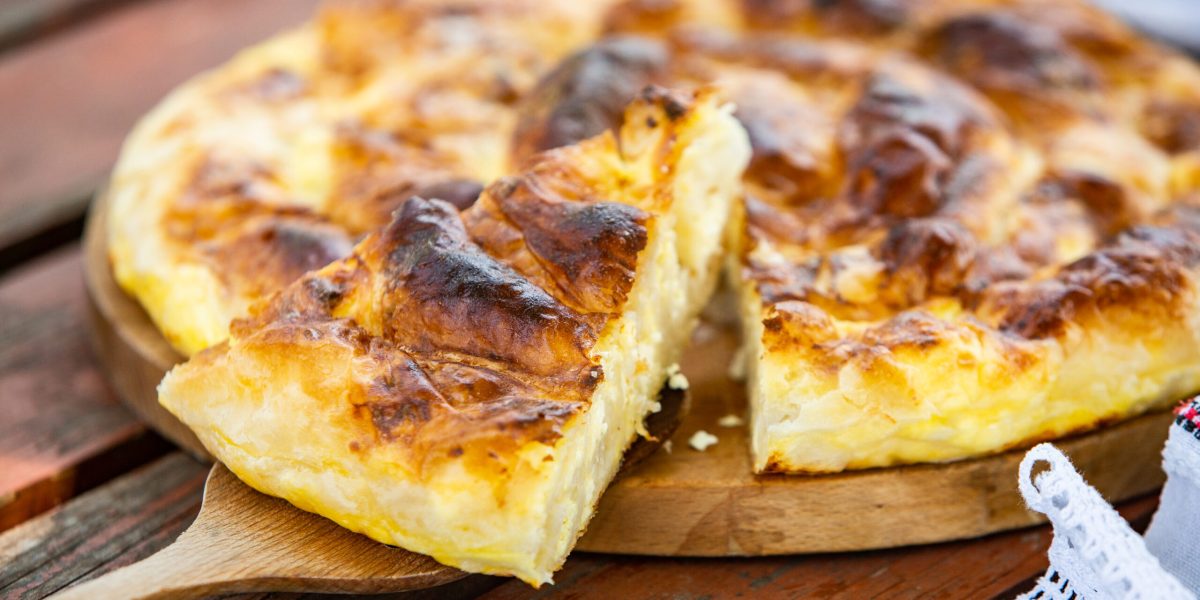 Plăcintă cu foi subțiri și brânză: Rețeta rapidă și cremoasă, delicioasă!