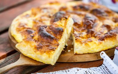 Plăcintă cu foi subțiri și brânză: Rețeta rapidă și cremoasă, delicioasă!