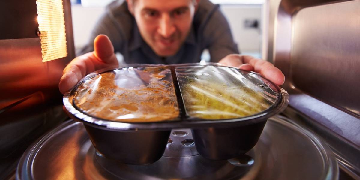 Medicul britanic renunță la încălzirea mâncării în plastic: un obicei aparent inofensiv, cu potențiale riscuri Un gest banal, repetat zilnic în milioane de bucătării, încălzirea alimentelor în recipiente din plastic, începe să fie privit cu mai multă precauție