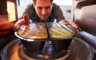 Medicul britanic renunță la încălzirea mâncării în plastic: un obicei aparent inofensiv, cu potențiale riscuri Un gest banal, repetat zilnic în milioane de bucătării, încălzirea alimentelor în recipiente din plastic, începe să fie privit cu mai multă precauție