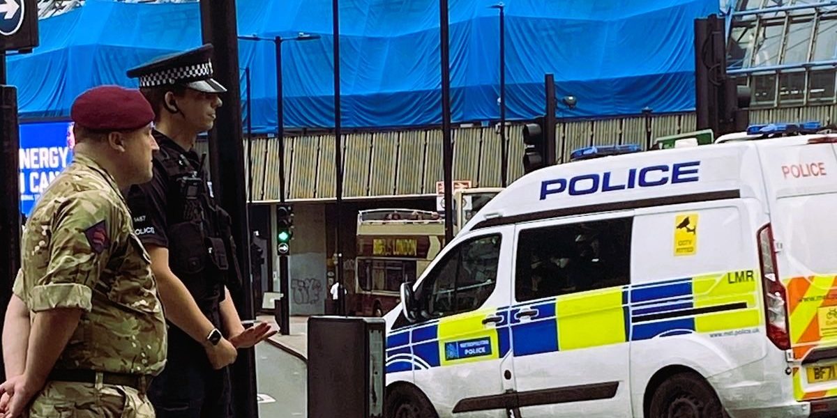 Trei tineri au fost puși sub acuzare de poliția britanică antiteroristă, în legătură cu incendierea a patru ambulanțe aparținând unei organizații evreiești din Londra