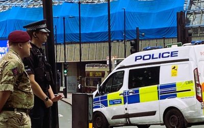 Trei tineri au fost puși sub acuzare de poliția britanică antiteroristă, în legătură cu incendierea a patru ambulanțe aparținând unei organizații evreiești din Londra