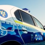 Un bărbat din Dorohoi, reținut după ce a intrat cu toporul într-un local din Botoșani Un bărbat de 46 de ani din Dorohoi a fost reținut de polițiștii din Botoșani pentru 24 de ore, după ce a intrat cu un topor într-un local public și a amenințat o persoană