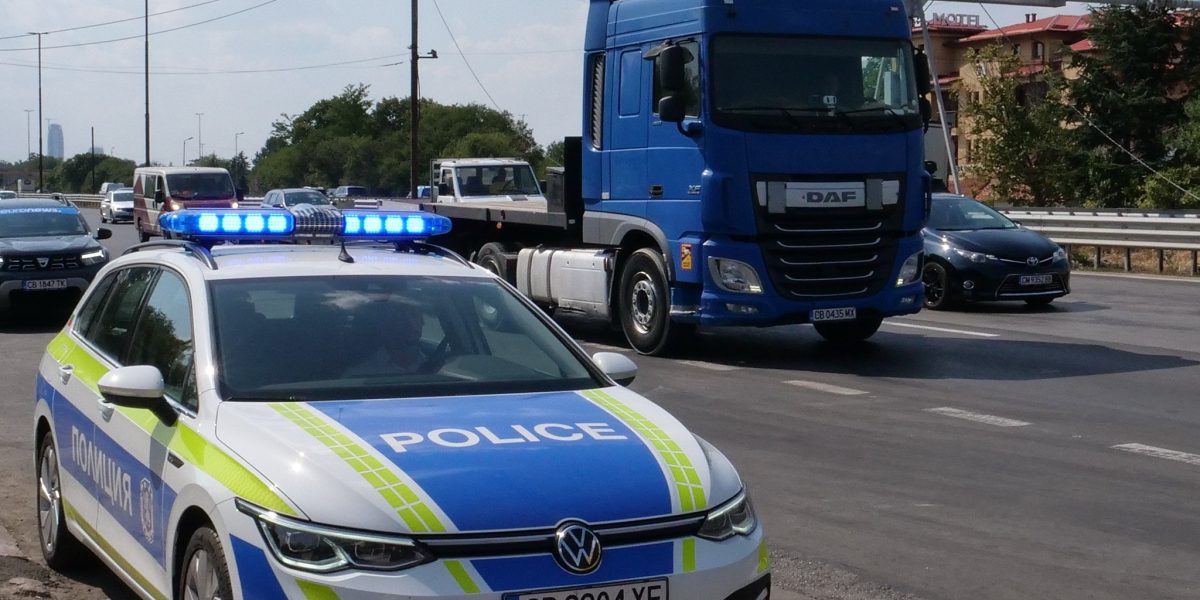 Șofer bulgar beat și drogat, prins pe autostradă după ce a provocat un accident Un șofer bulgar în vârstă de 39 de ani a fost reținut în această dimineață pe autostrada Struma, care leagă Sofia de granița cu Grecia, după ce a fost depistat conducând sub influența alcoolului și a cocainei