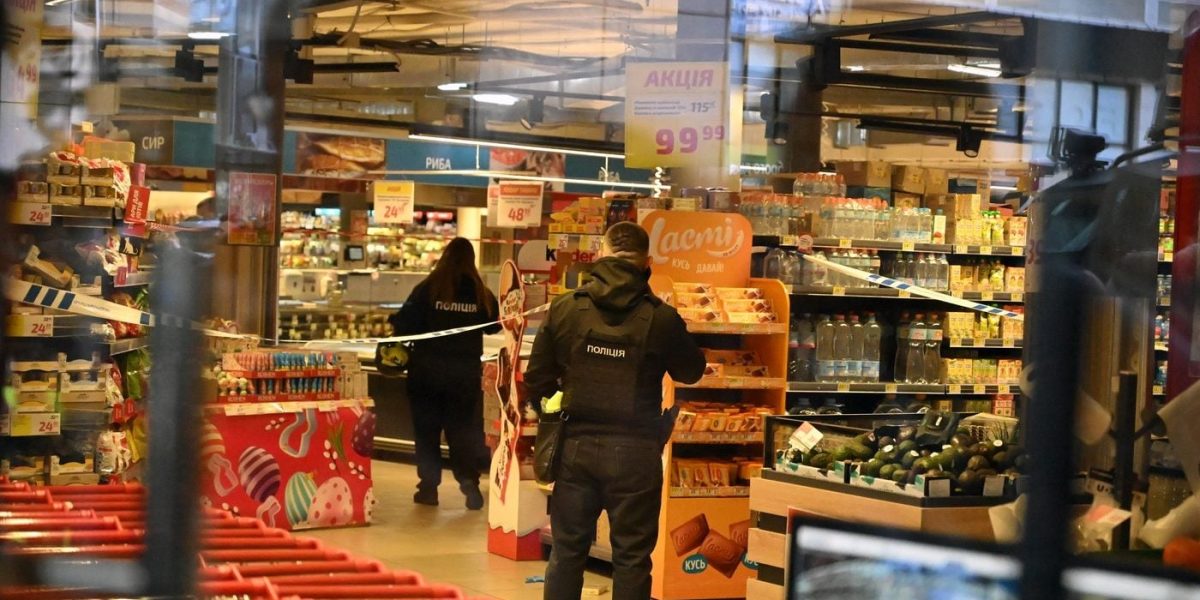 Incendiu, apoi focul: Un atacator a terorizat strada, după ce a dat foc apartamentului