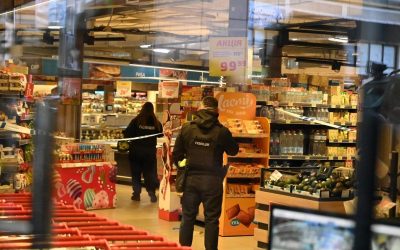 Incendiu, apoi focul: Un atacator a terorizat strada, după ce a dat foc apartamentului